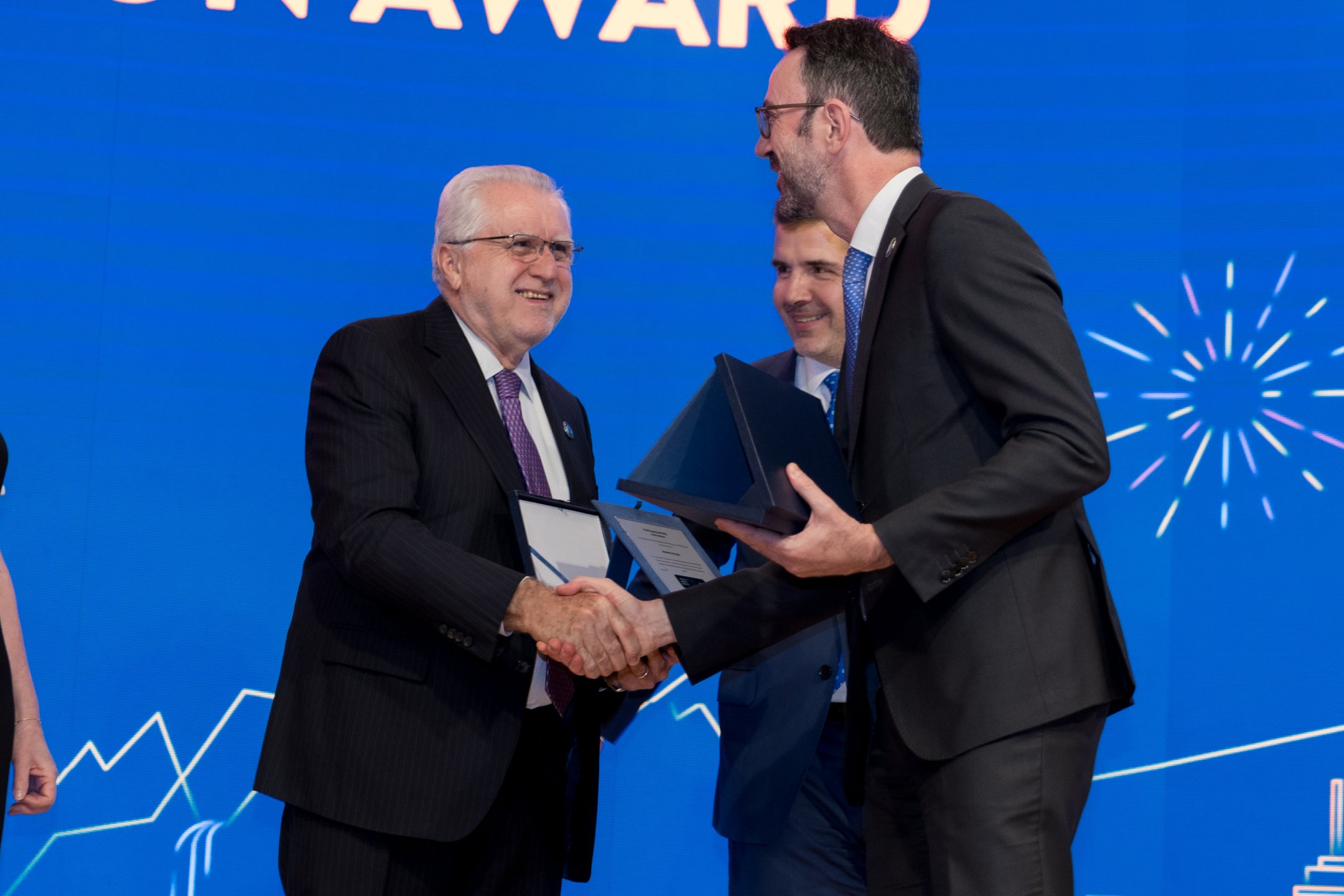 Máximo Pacheco recibe distinciones del World Energy Council Chile por su rol en la política energética del país.